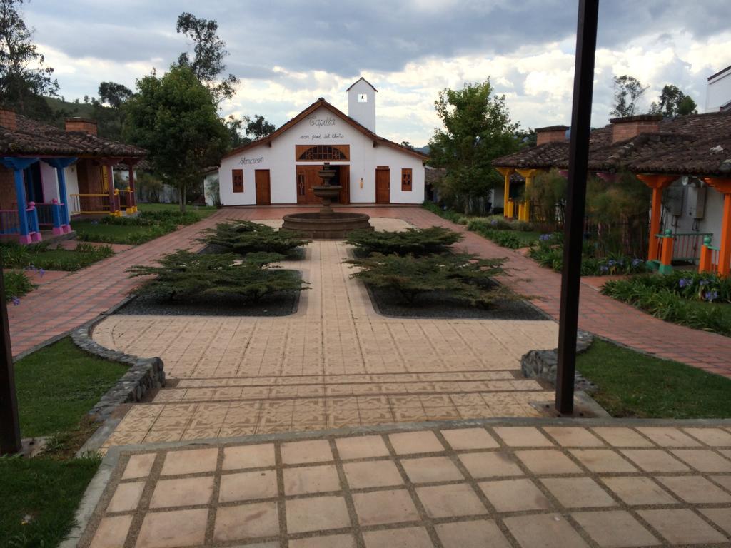 Готель Termales El Otono La Enea Екстер'єр фото View of the main square in La Capilla